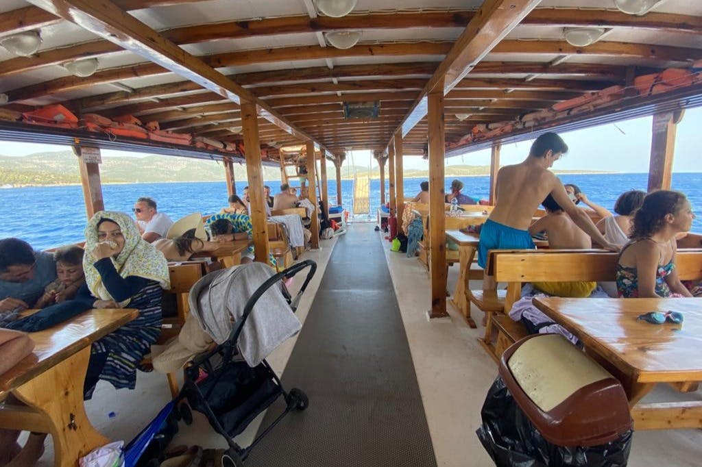 ボドルムの鎌の島でボートに乗ろう