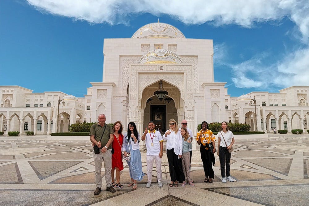 Αιχμαλωτίζοντας τη Μεγαλειότητα του Qasr Al Watan: Ένα Παράθυρο στην Αραβική Κομψότητα