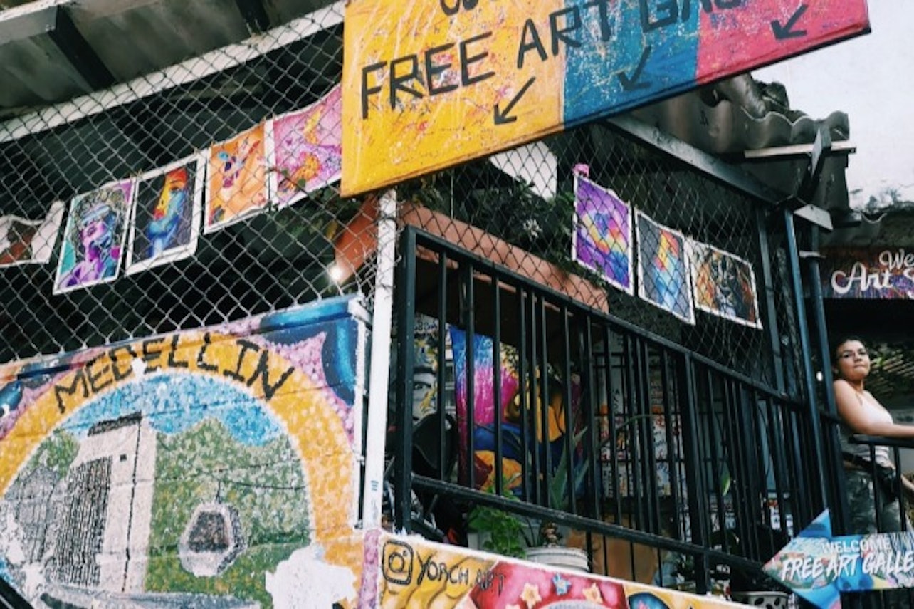Graffi13 - Tour in Commune 13 - Accommodations in Medellin