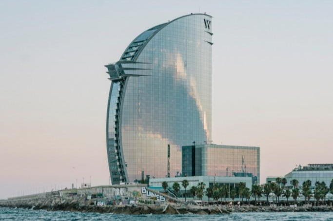 A l'hôtel, visite de la ville.