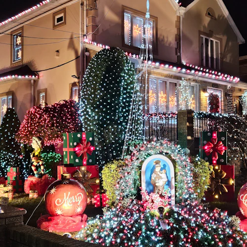 Dyker Heights Luxury Holiday Lights Tour & Hot Cocoa - Photo 7