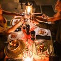 Gelukkige stelletjes proosten met een glas wijn tijdens een romantisch diner
