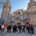 Grupp framför Toledo-katedralen
