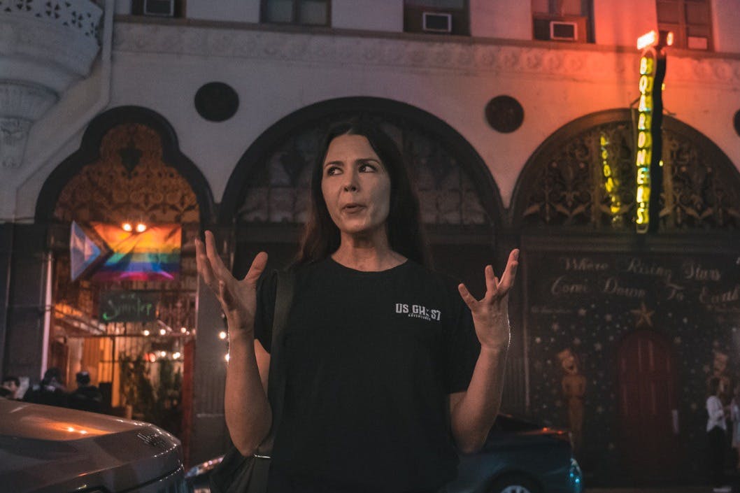 导游在向同行者讲述故事的同时，用双手表达自己的感受