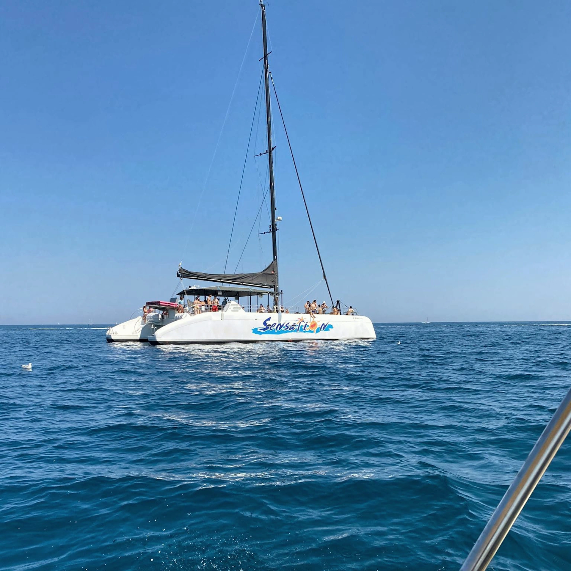 Barcelona: Navegació en catamarà amb barbacoa