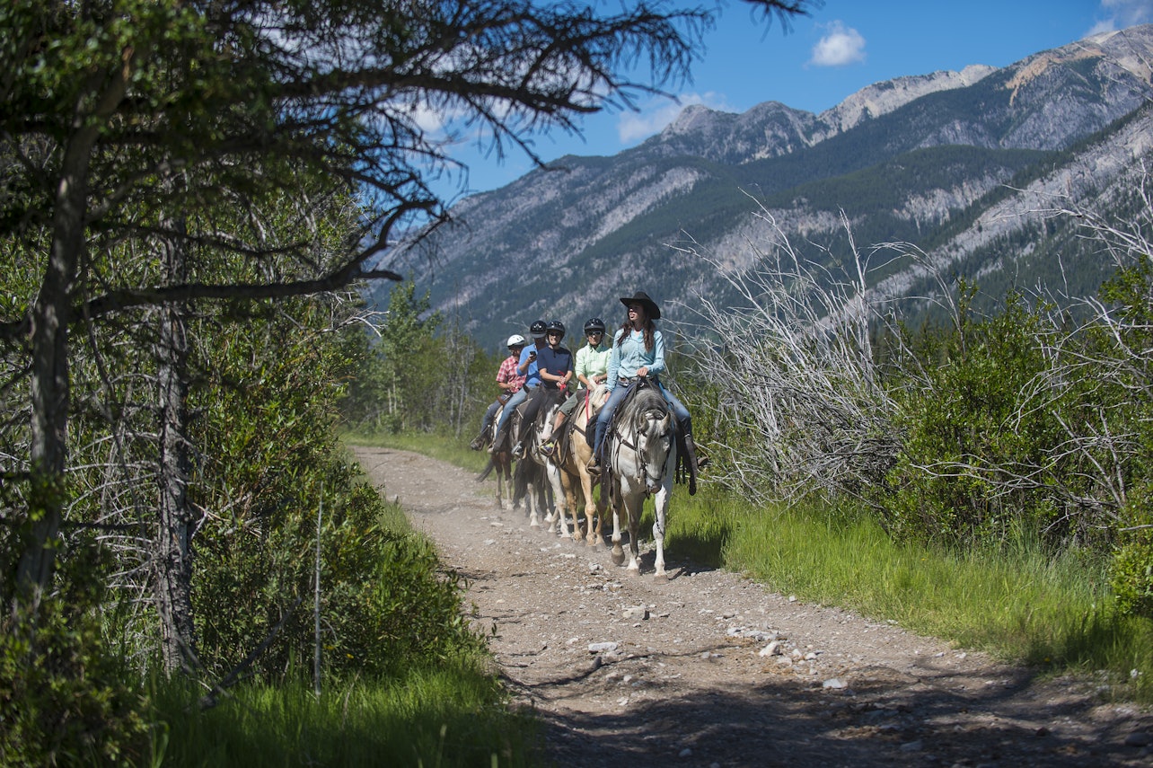 Paseo a caballo en Sundance Loop desde Banff - Alojamientos en Banff