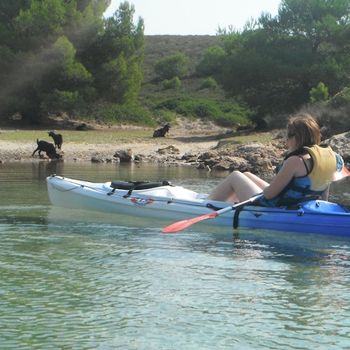 Alquiler de kayak en la bahía de Fornells