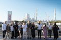 Testemunhe a elegância da Mesquita Sheikh Zayed: Nossas excursões aguardam a sua chegada