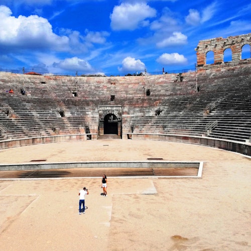 La Arena de Verona de los Gladiadores con un Guía