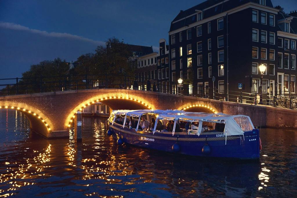 Amesterdão: Destaques da cidade Passeio de barco com flores pelo canal - Photo 7