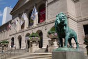 Frontowe wejście do Instytutu Sztuki w Chicago