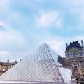 卢浮宫的玻璃金字塔景观。