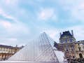 Vista della piramide del Louvre.