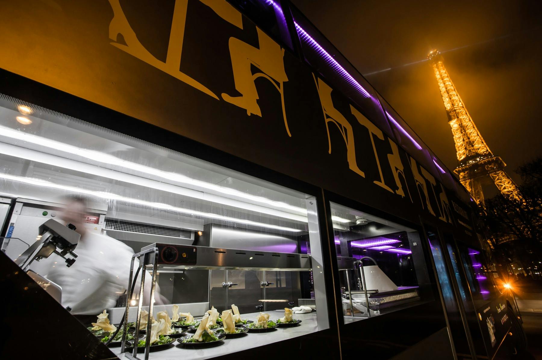 The kitchen of the Bus Toqué Champs-Elysées by night