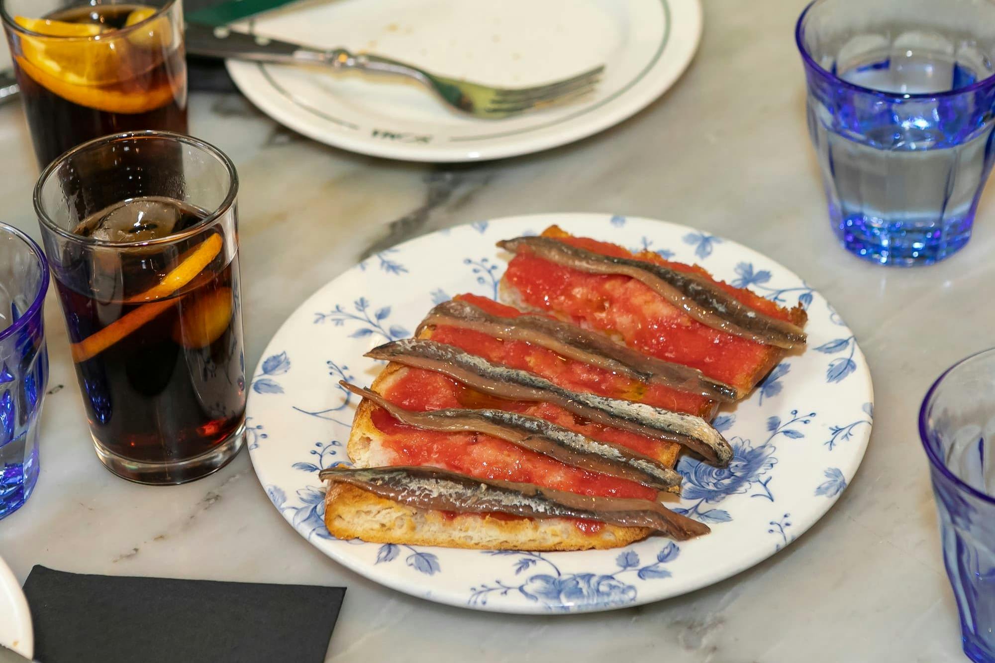De délicieuses tapas à l'anchois et à la tomate, un moment fort de la visite gastronomique de l'Eixample.