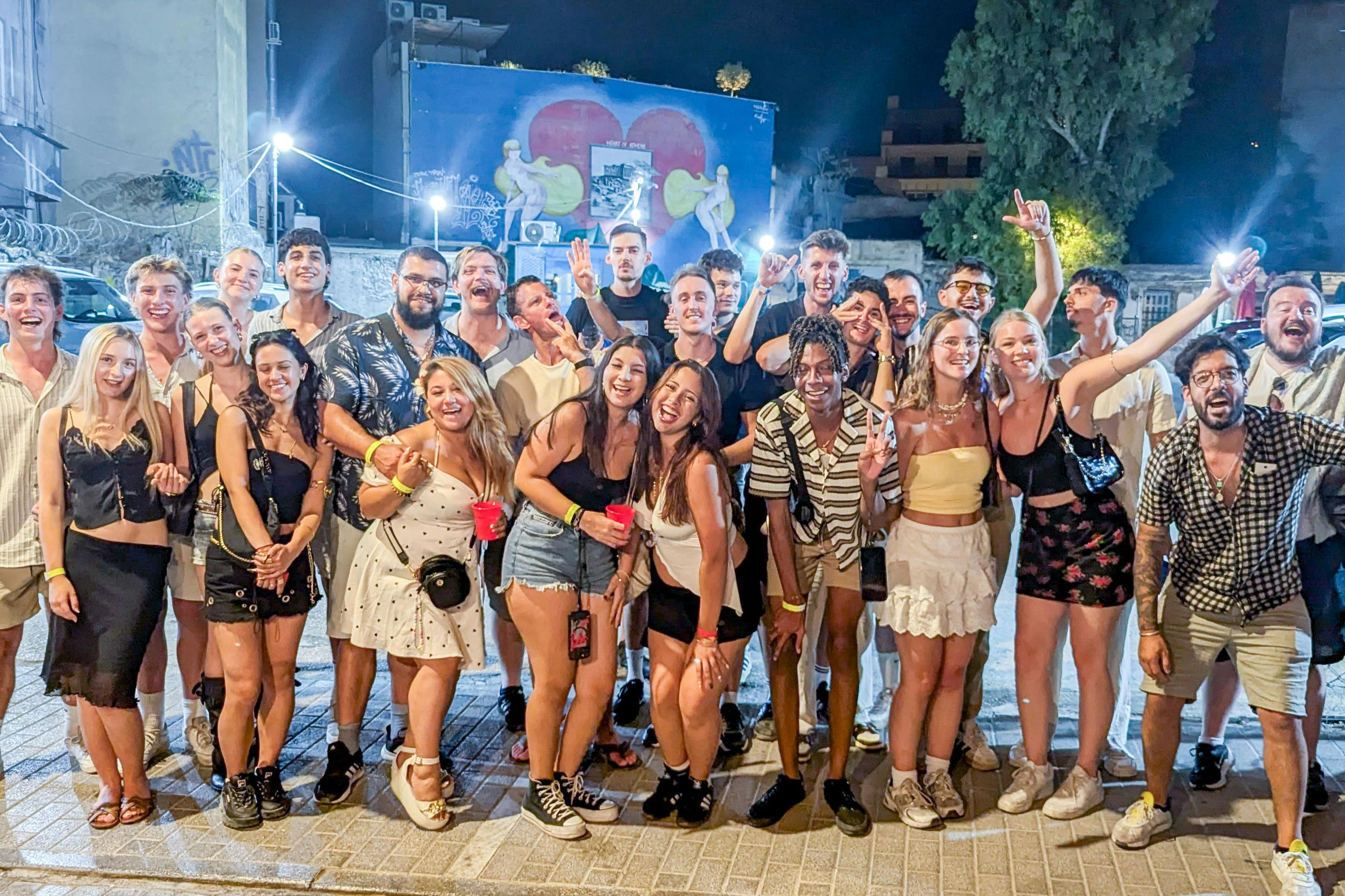 Atenas: Pub Crawl + Bebidas Ilimitadas + Entrada em Boate - Photo 8
