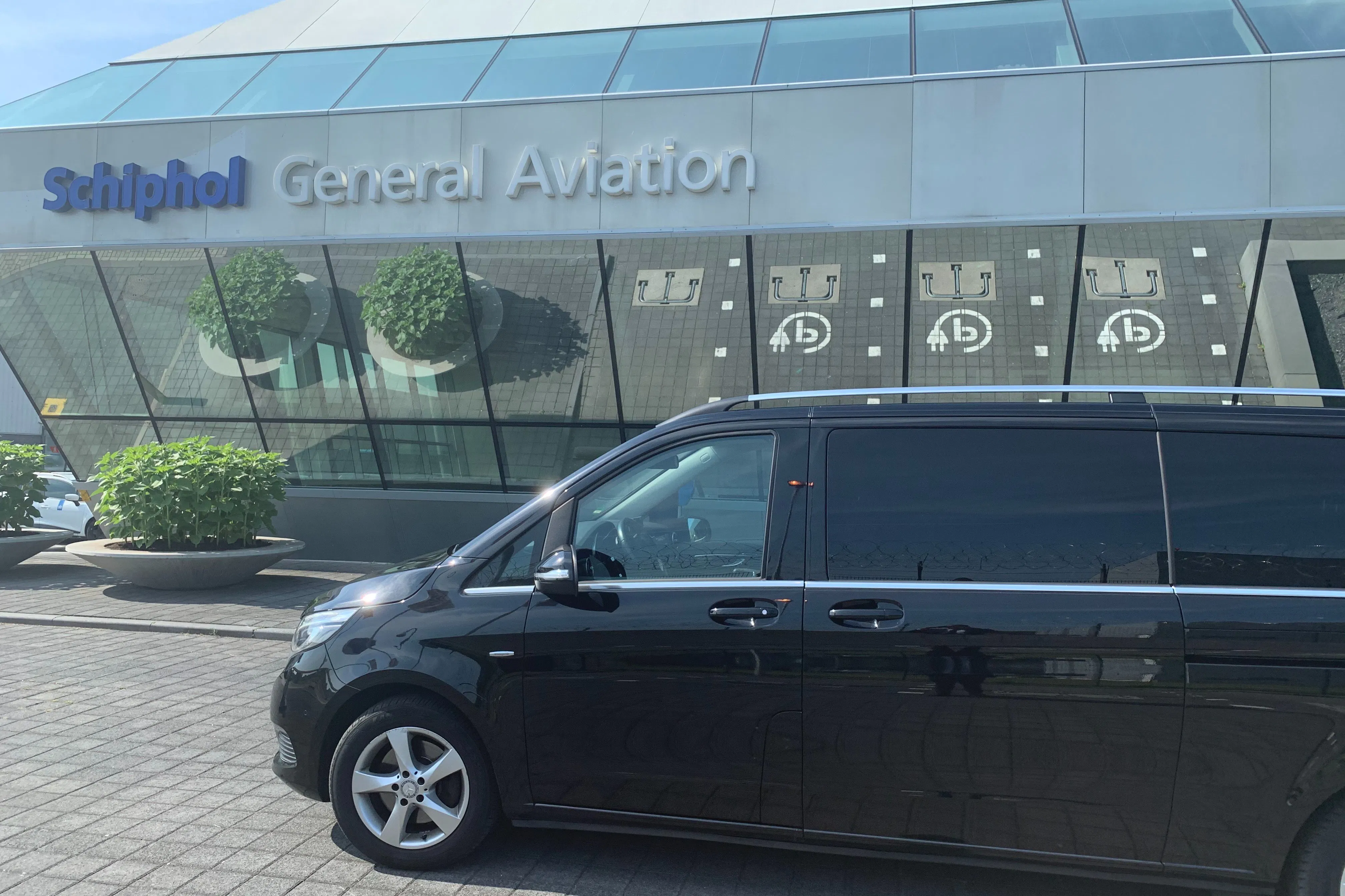 Private Transfer To/From Amsterdam Schiphol Airport and Rotterdam Area