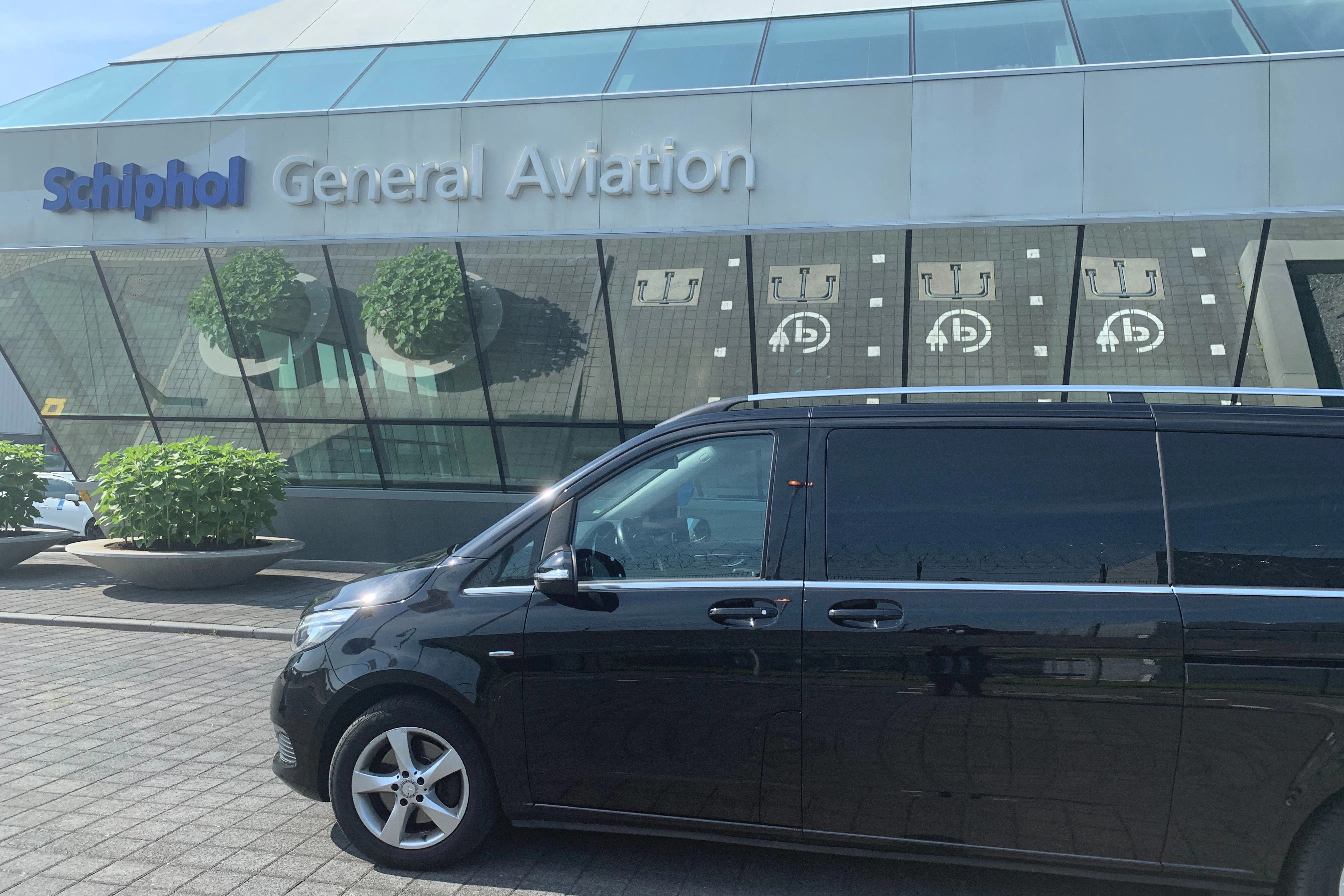 Private Transfer To/From Amsterdam Schiphol Airport and Rotterdam Area