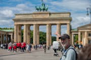 Guia turístic a la porta de Brandenburg
