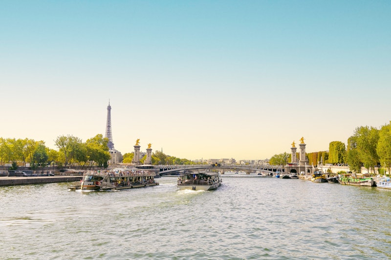 מגדל מונפרנס ושייט בנהר הסיין בפריז בParis — תמונה 6