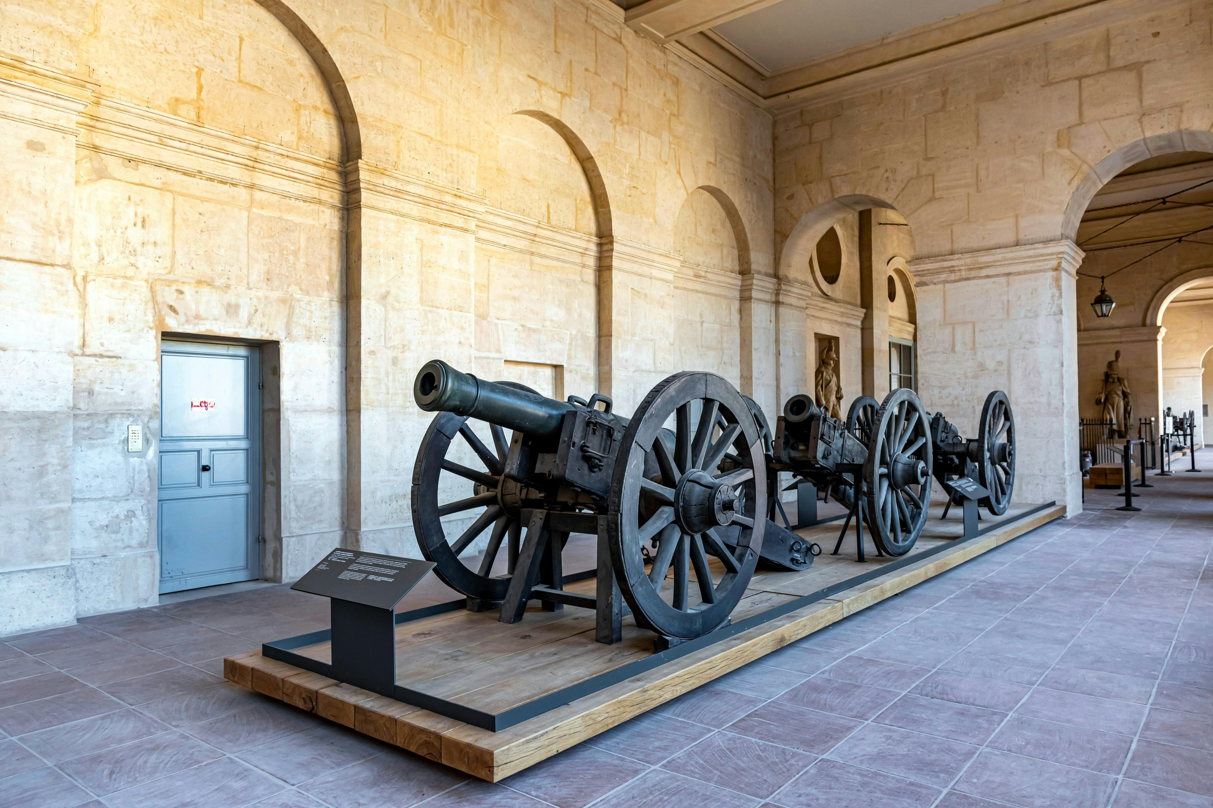 Musée de l&#39;Armée: Cannons in the upper gallery