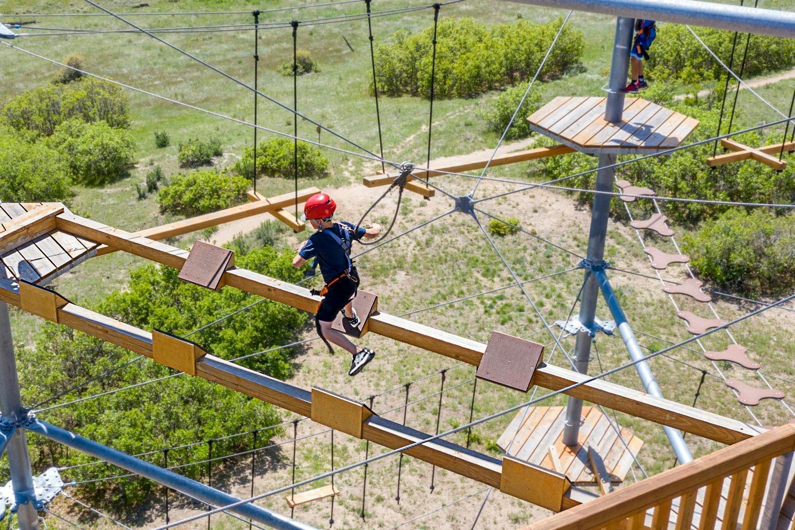 边缘高空滑索和探险