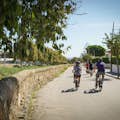 Mou-te en bicicleta elèctrica fins al celler al llarg de la costa i els pobles petits