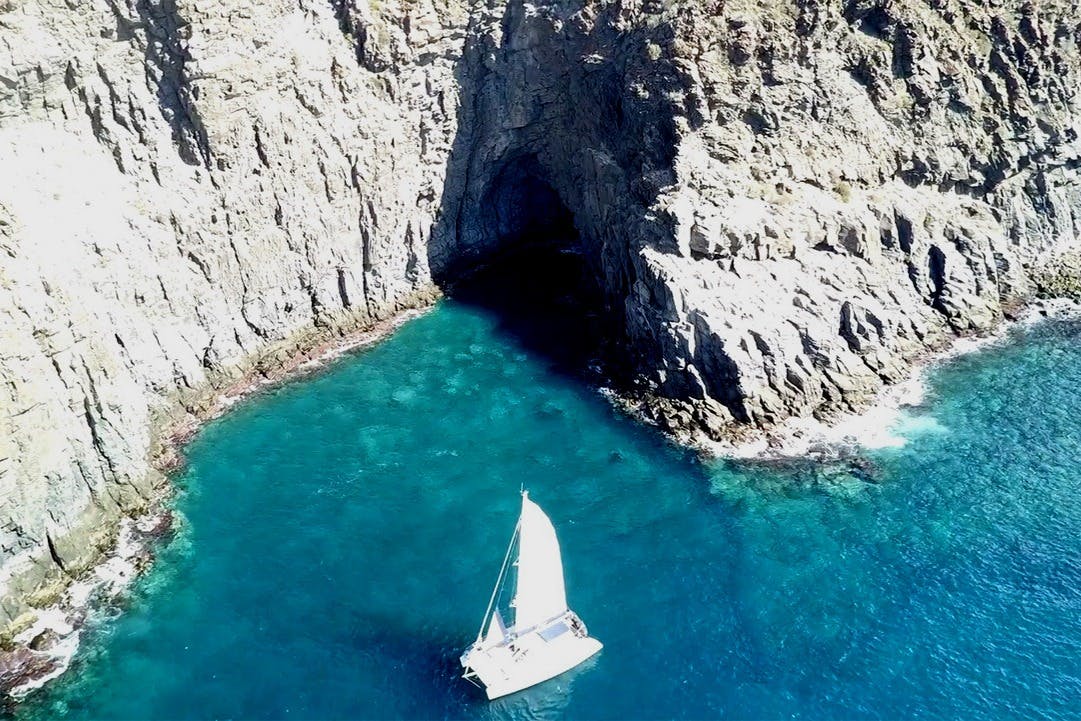 호화로운 쌍동선 포옹을 즐기며 휴식을 취해보세요