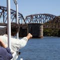 Barco de turismo navegando em direção à ponte ferroviária do rio Hawkesbury