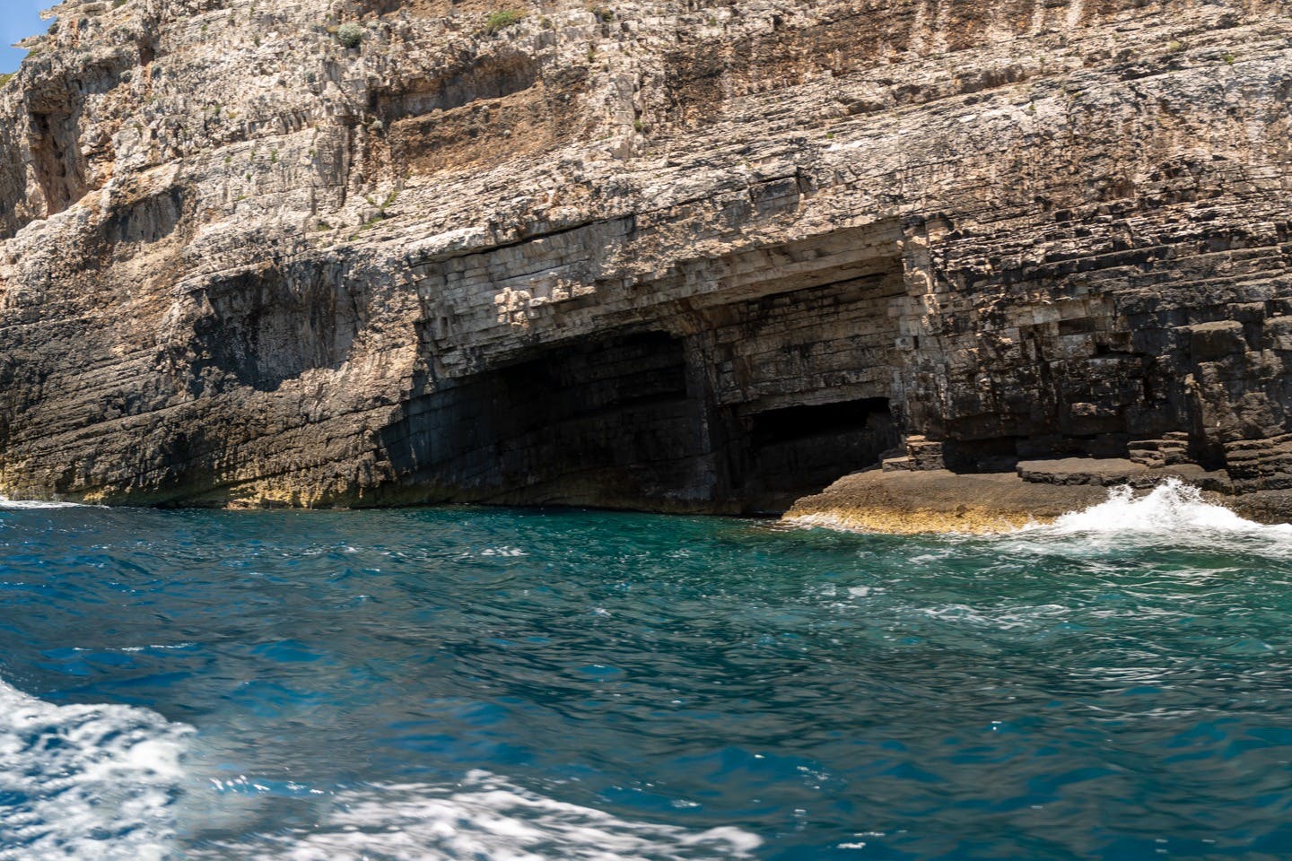 Coves de pedra calcària durant el camí