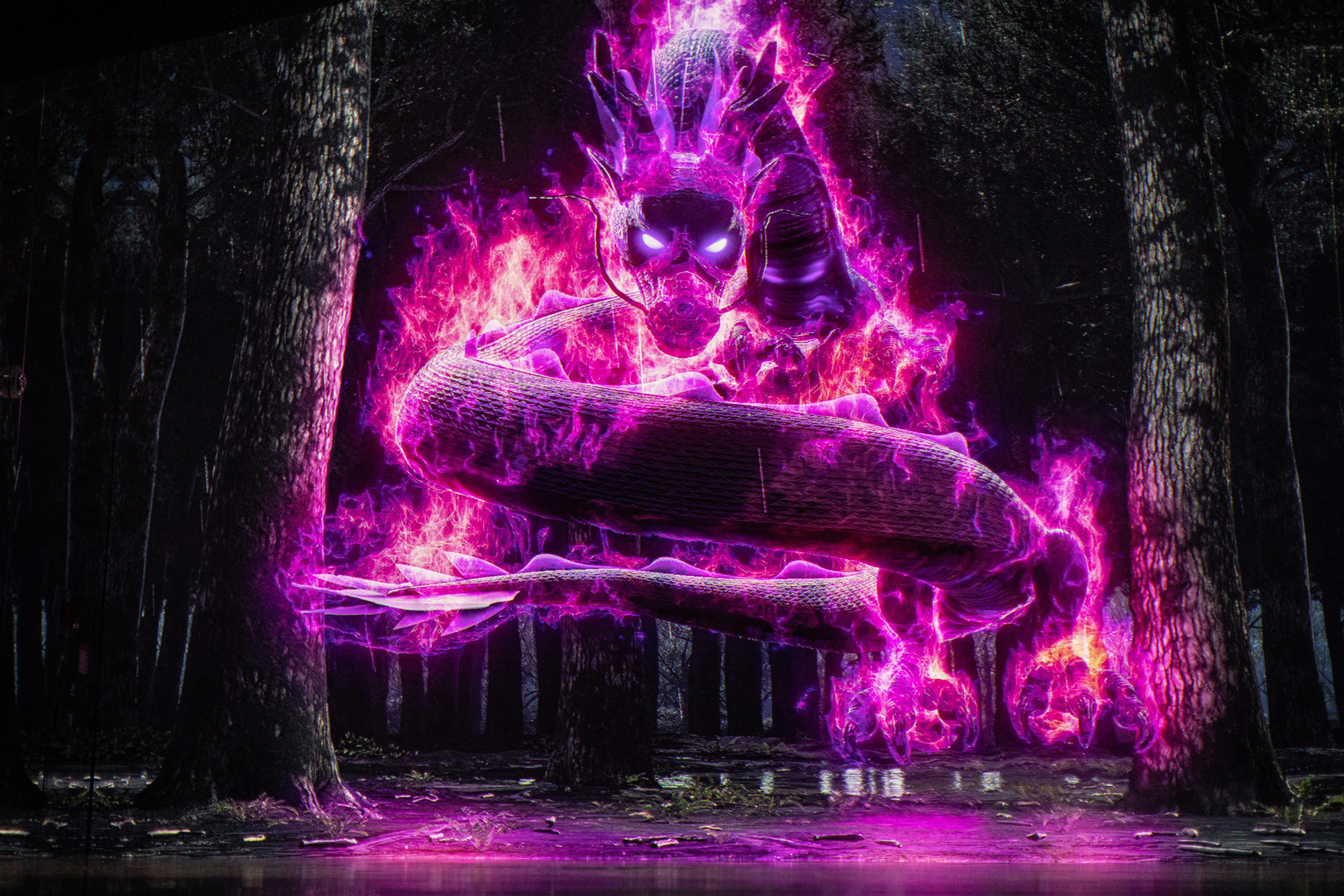 Świecąca fioletowa mistyczna istota grająca na flecie, otoczona płomieniami, w ciemnym lesie.