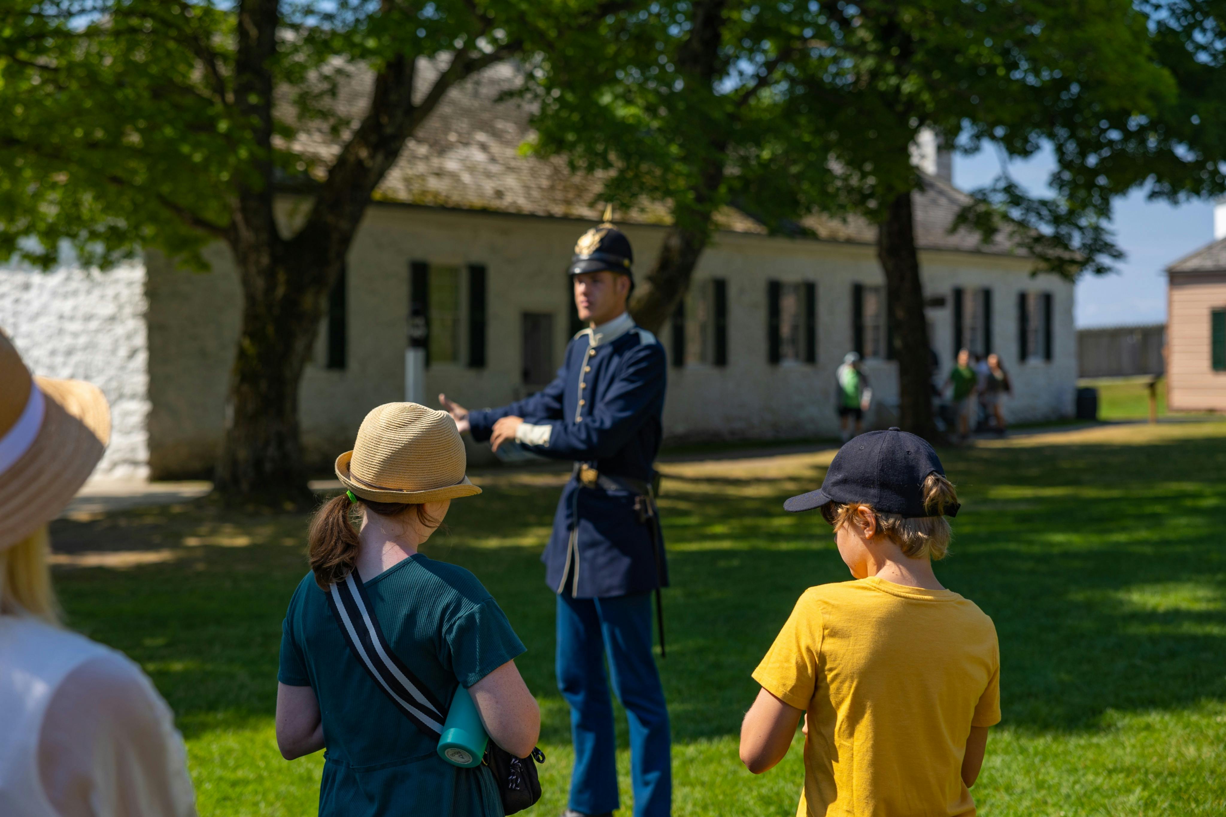 Guida un tour nell'iconico Fort Mackinac.