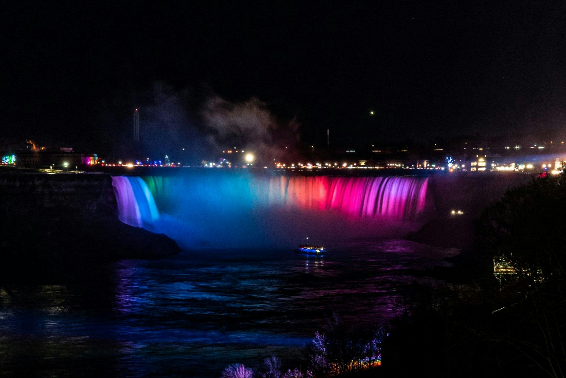 Cascate del Niagara (CA): Viaggio dietro le cascate + tour guidato + tour in barca con fuochi d'artificio — 2