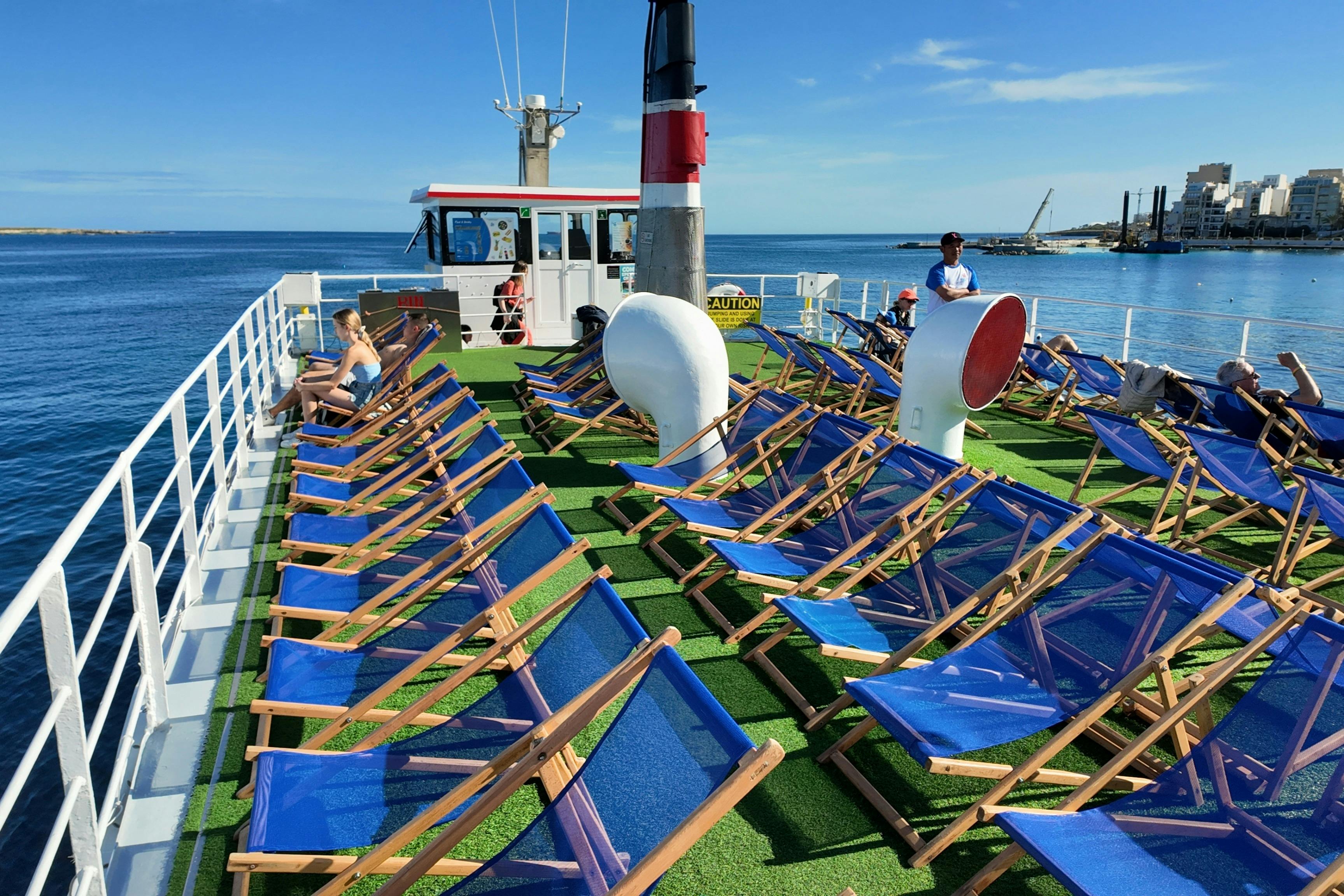 Liegestühle auf dem Oberdeck