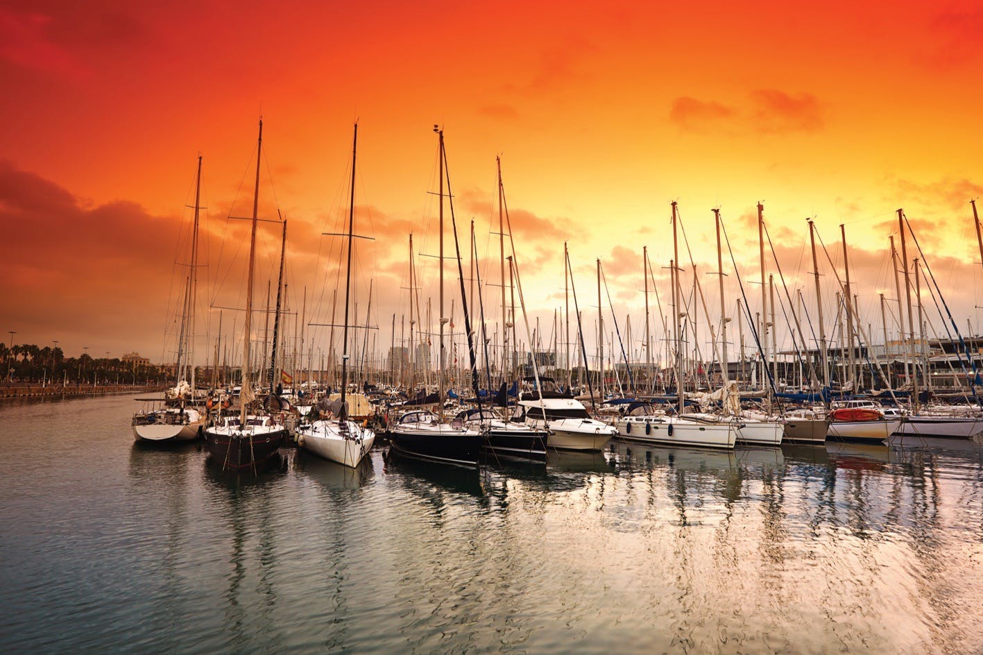 Ηλιοβασίλεμα πάνω από τη μαρίνα της Βαρκελώνης