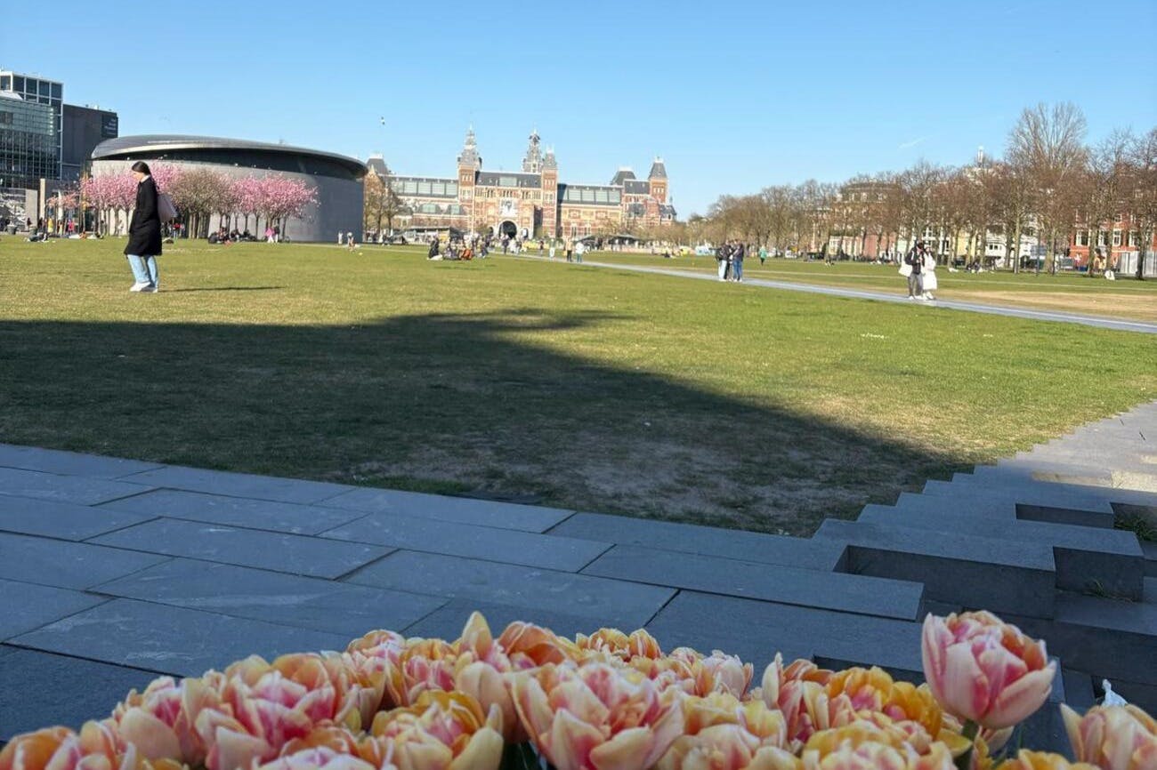 Explore the many different sights of Amsterdam, while enjoying your bites in the sun!