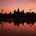 Zobacz blask słońca nad zabytkowym kompleksem Angkor Wat podczas tej niezapomnianej wycieczki po Vespie.