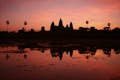 Zie de gloed van de zon opkomen boven het historische Angkor Wat complex tijdens deze gedenkwaardige Vespa-tour.