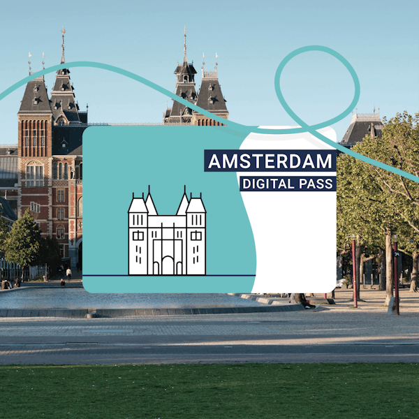 Cartão Amsterdam Digital Pass sobreposto a uma paisagem urbana com um edifício histórico, uma fonte e árvores.