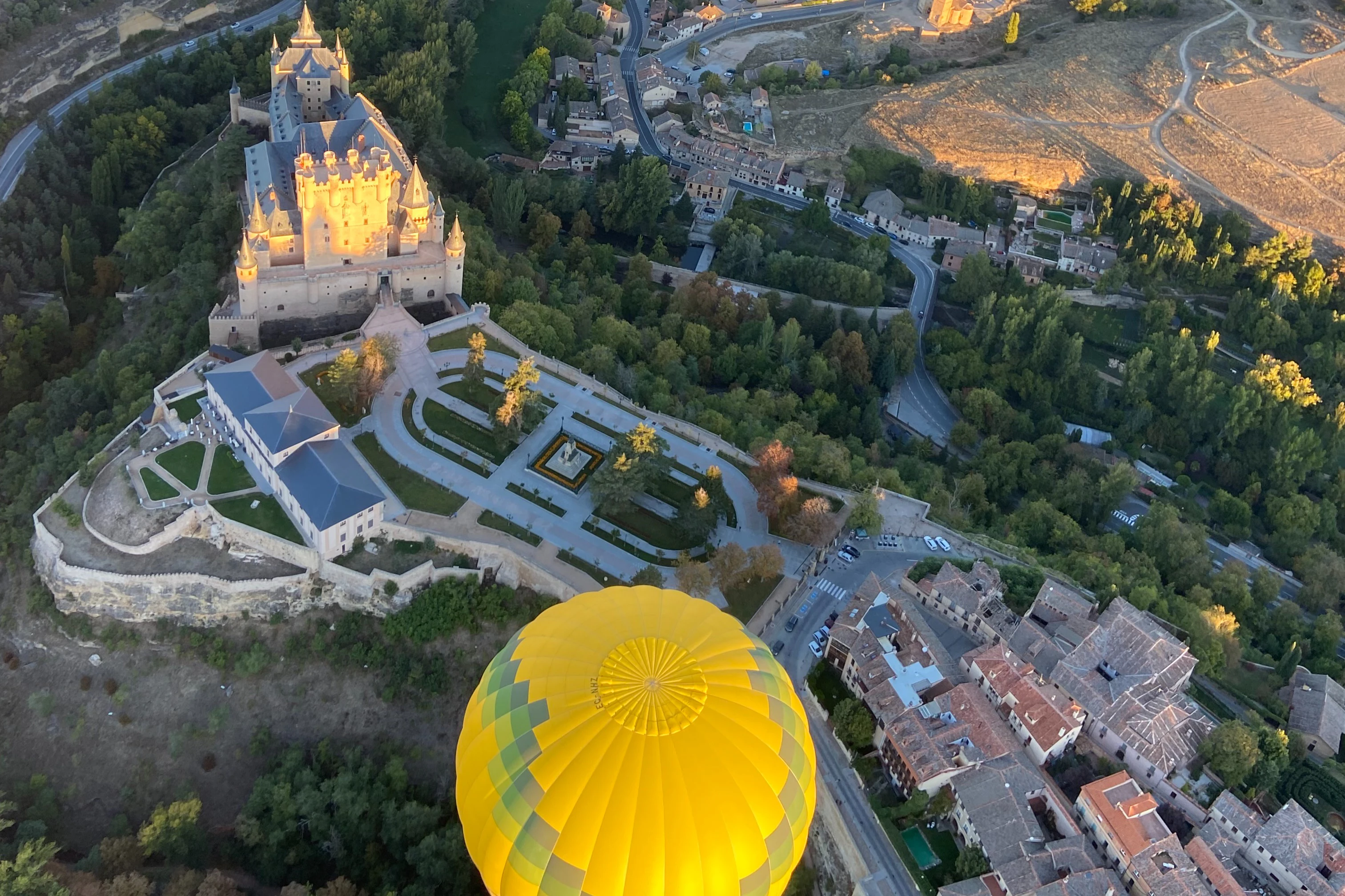 Segovia: Hot Air Balloon Flight with Breakfast and Cava