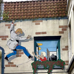 En väggmålning föreställer en man som klättrar uppför en byggnadsmur och sträcker sig ut mot en kvinna som lutar sig ut genom ett fönster med grönska.