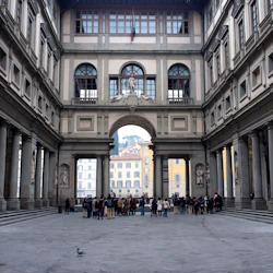 Uffizi Gallery: Reserved Entry + Small Group Guided Tour 4