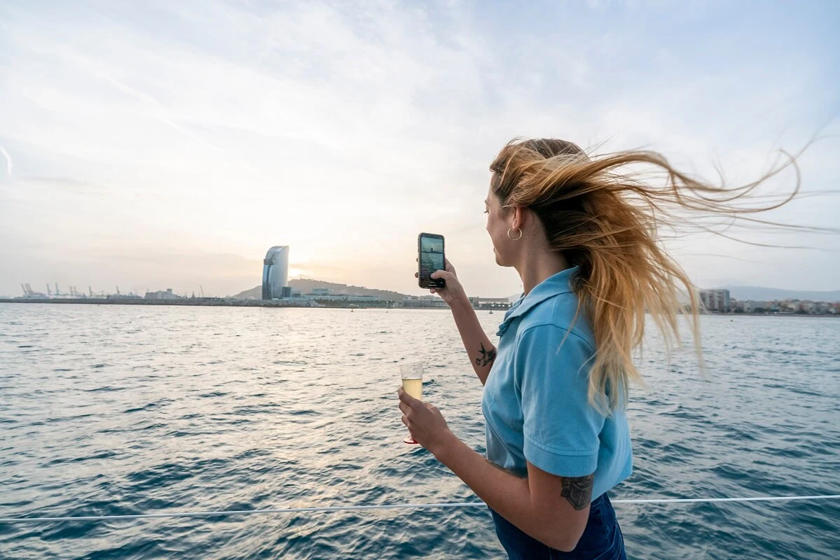 Barcelona: Small-Group Sailing with Drinks & Snacks