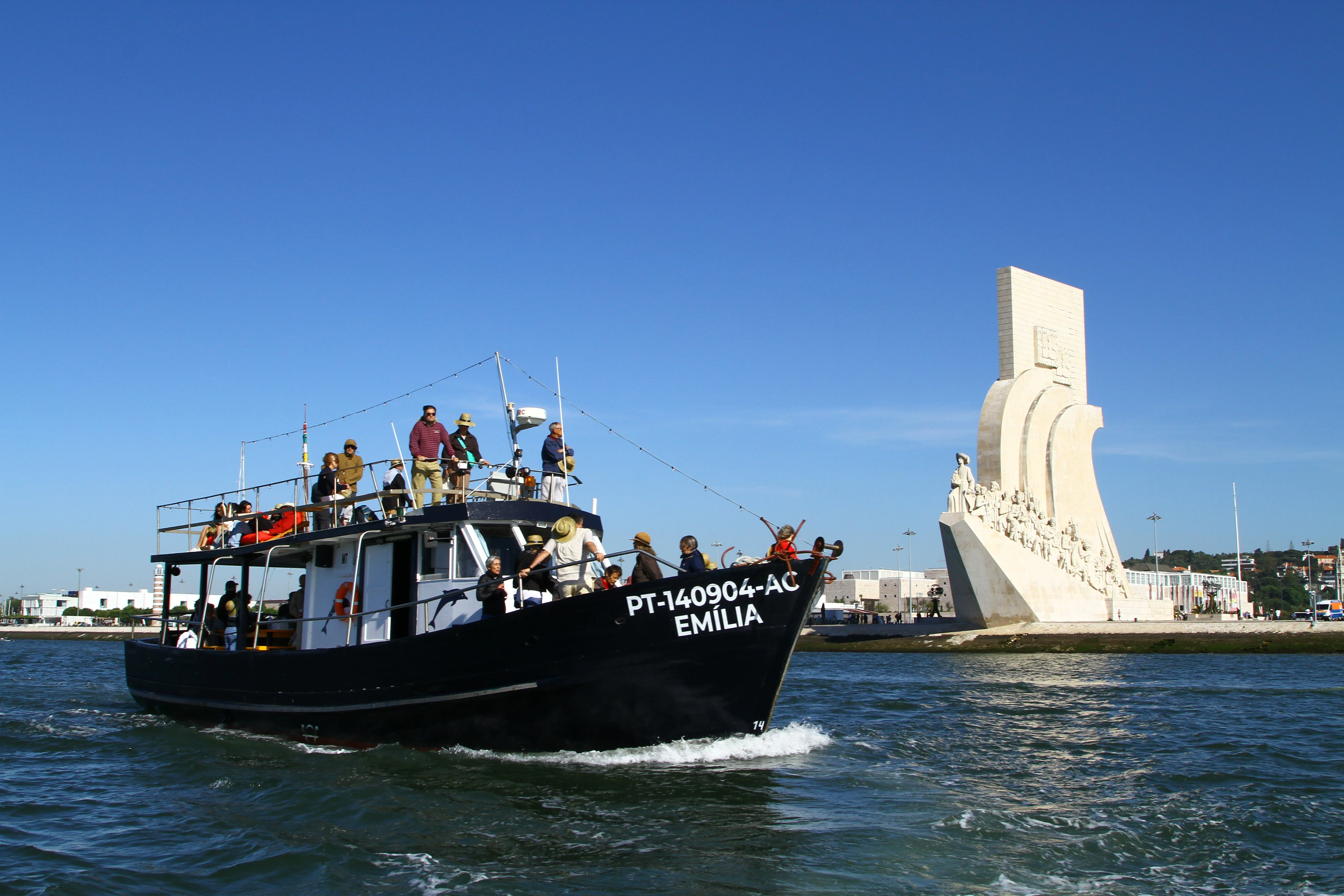 Lisbon: Guided Sunset Cruise from Cascais + Open Bar