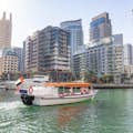 Naviga lungo il Dubai Marina Canal.