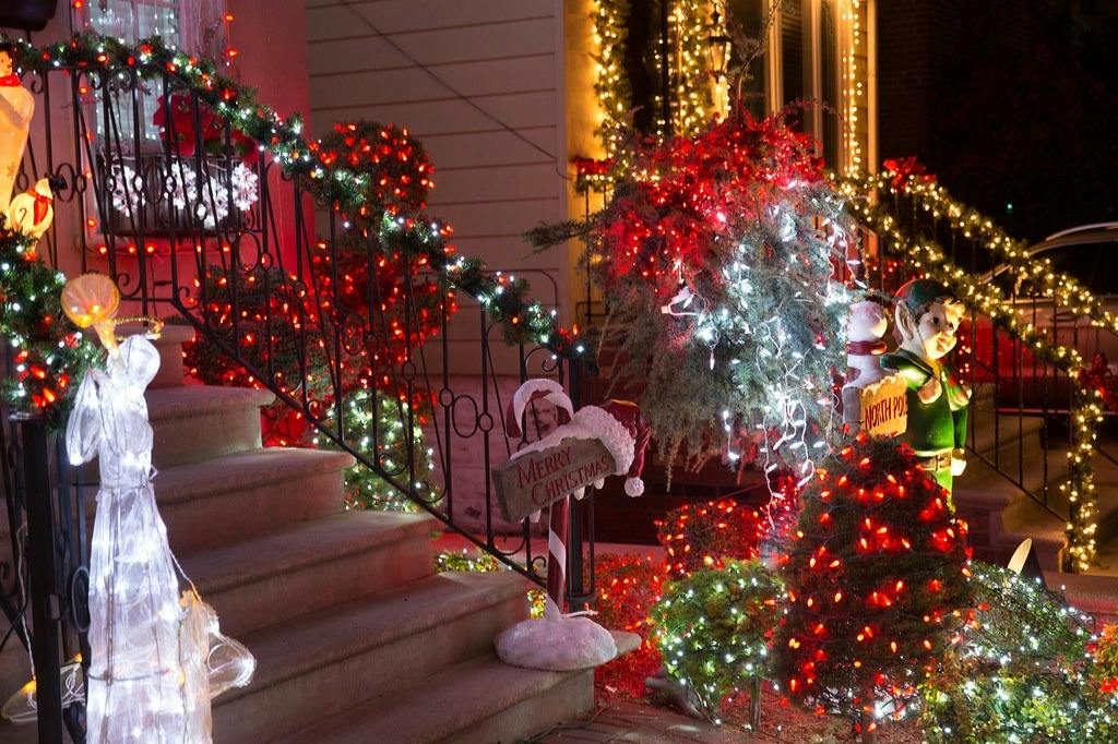 Brooklyn: Dyker Heights Guided Christmas Tour 4