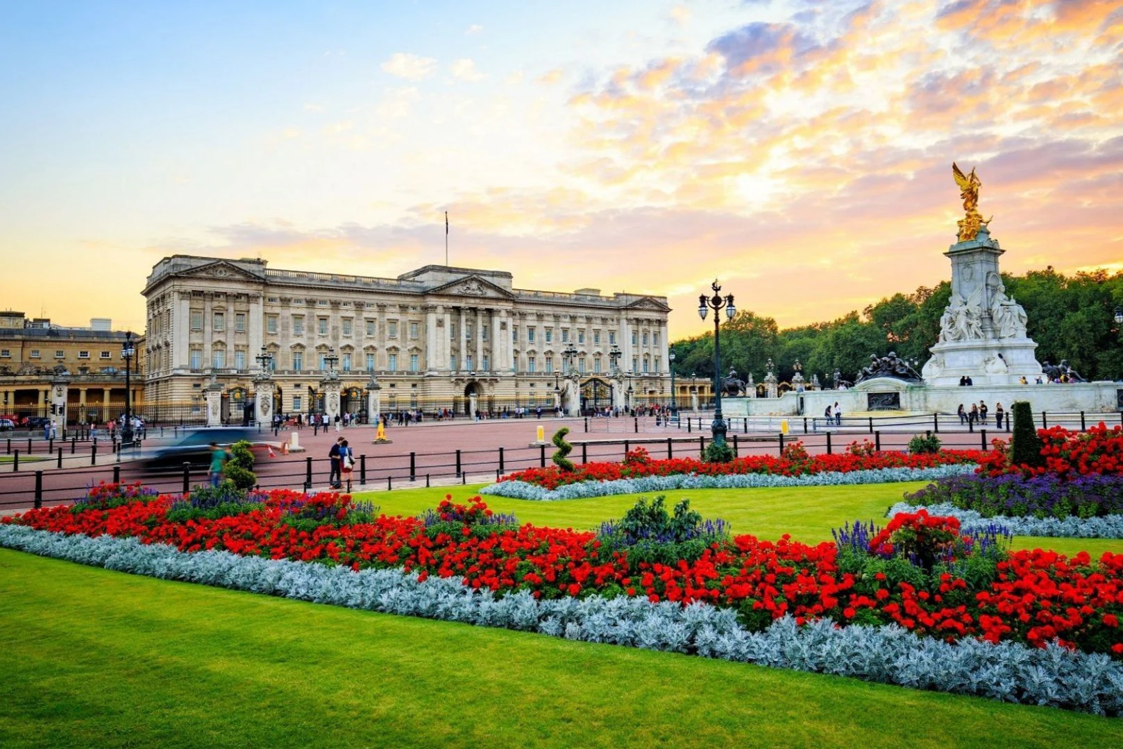 Buckingham Palace Hosted Entry & Guided London Tour + River Cruise