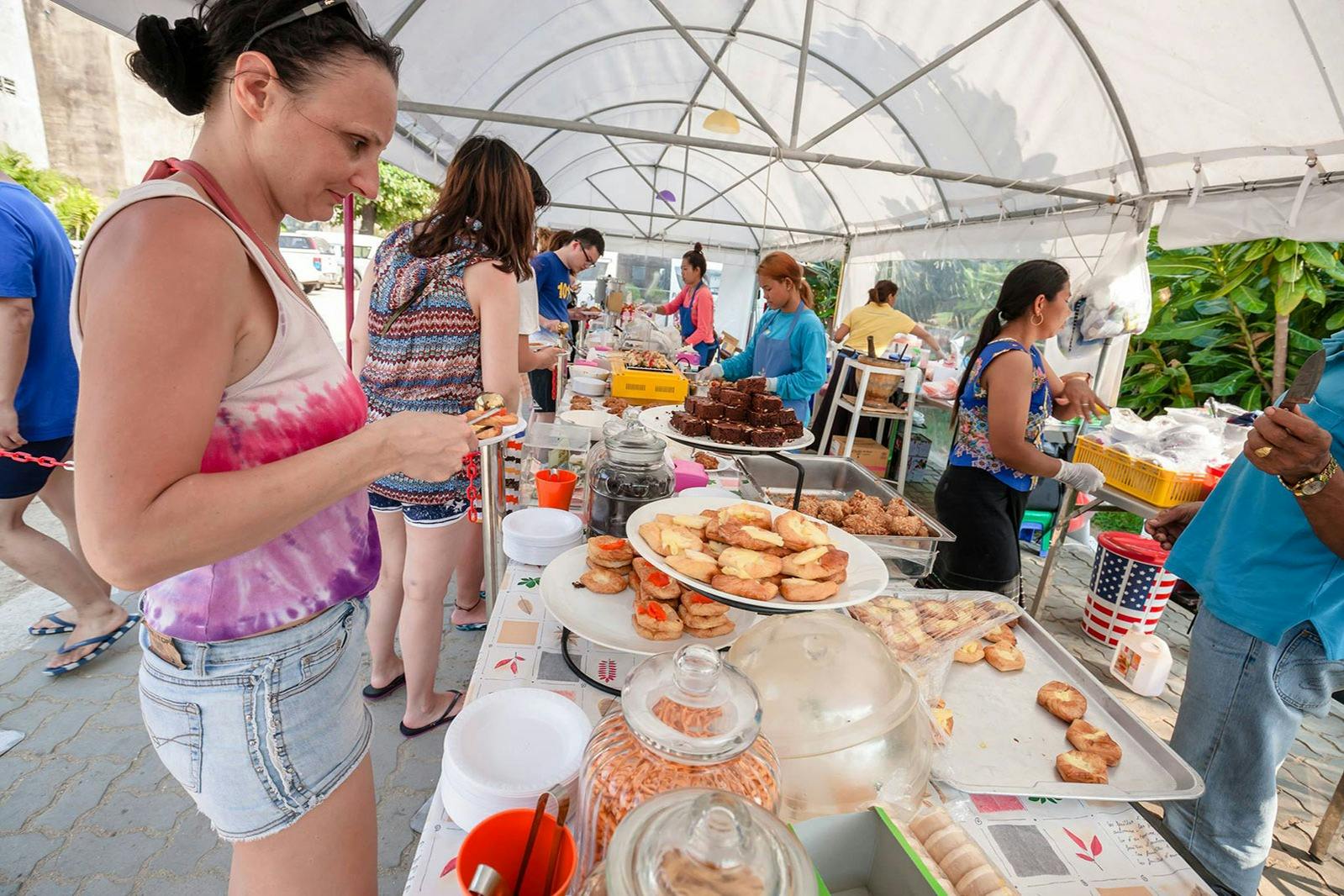 享受专为您精心挑选的饮料、甜品和时令泰国水果。