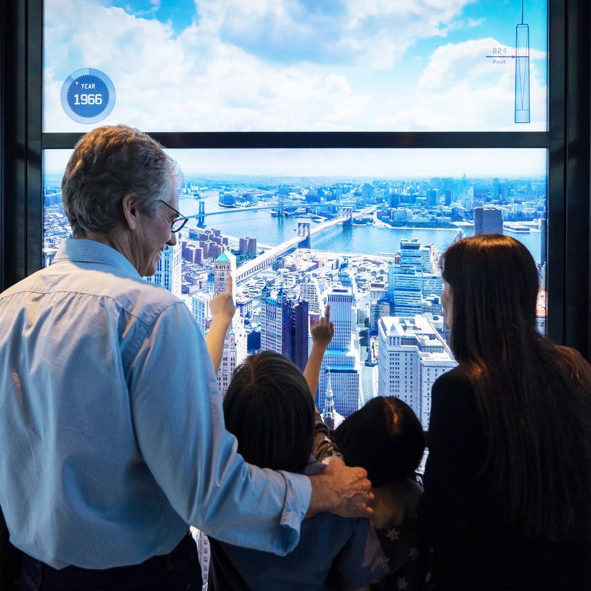 Um homem e três crianças olham para um ecrã digital de uma paisagem urbana a partir de um ponto de vista elevado, com o ano "1966" anotado no canto superior esquerdo.