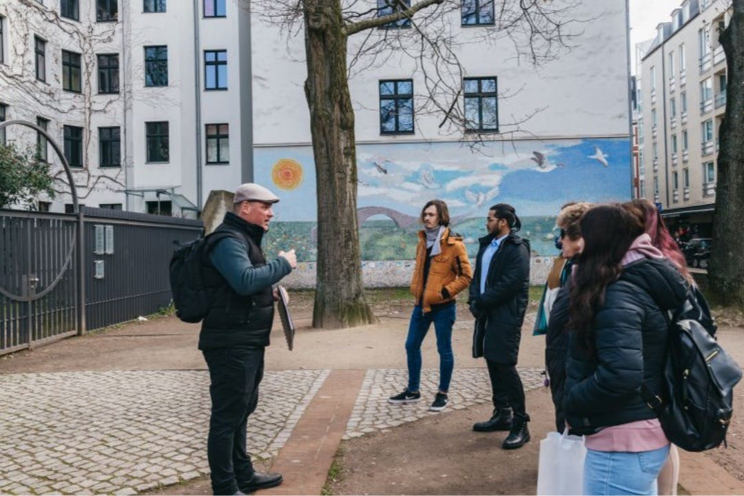 かつては言葉では言い表せない恐怖の場所だった廃墟の上に立っている。